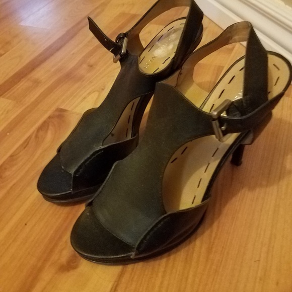 Heels - Picture 2 of 2